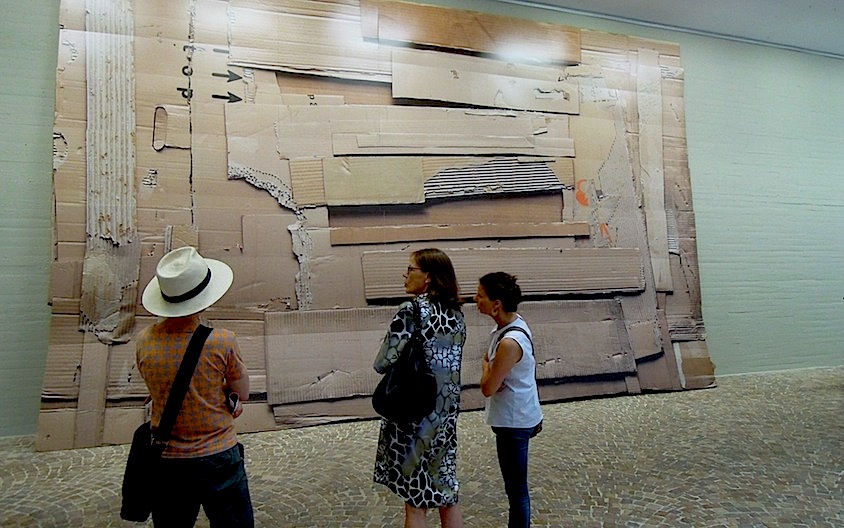 Wolfgang Ellenrieder: GroÃŸe Pappe, 2013, Pigmetdruck auf Forex auf Holzkonstruktion, 512 x 820 x 90 cm
/Installation View Sprengel Museum Hannover, 2016

